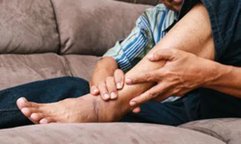 Thấy 6 dấu hiệu này xuất hiện trên tay, chân vào buổi tối, cẩn thận kẻo đột quỵ đã “gõ cửa”