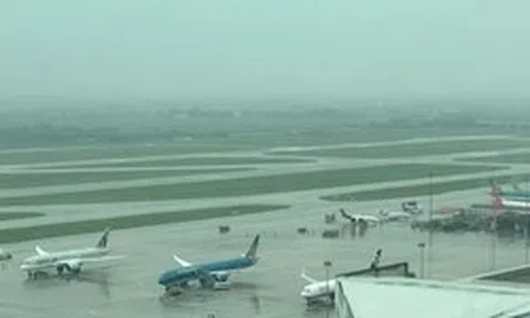 Mưa dông làm gián đoạn hoạt động nhiều sân bay miền Bắc