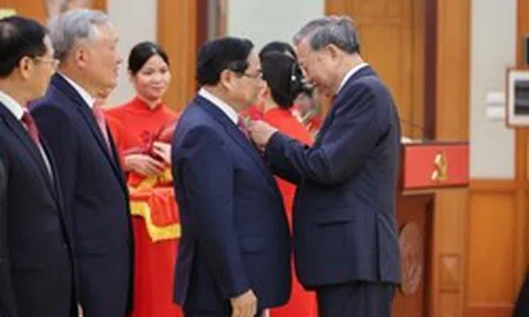 Tổng Bí thư Tô Lâm trao tặng Huân chương Quân công hạng nhất cho Thủ tướng Phạm Minh Chính