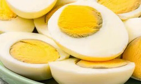 Trứng luộc có vòng màu xanh quanh lòng đỏ có an toàn để ăn không?