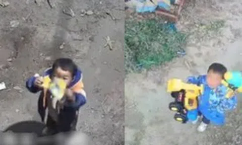 Cậu bé 4 tuổi ở quê gọi bố qua camera xin mua đồ chơi: Dễ thương đến mức cư dân mạng liên tục xin địa chỉ để gửi quà