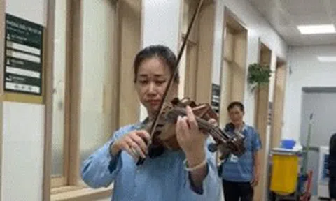 Nghệ sĩ Nguyệt Thu chơi viola ở hành lang bệnh viện: Lời cầu nguyện sau ca cấp cứu