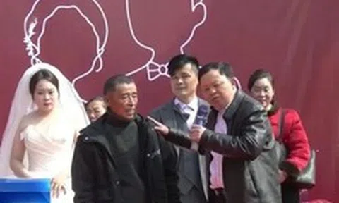 Bố vợ trả lại 700 triệu đồng sính lễ ngay trong đám cưới, chú rể đem tiền làm 1 việc khiến nhiều người bất ngờ