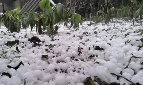 Mưa đá, dông lốc kèm sét gây thiệt hại nặng: 4 người tử vong, nhiều nhà dân hư hỏng