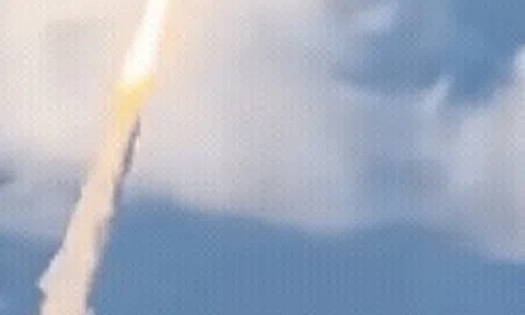 Ngoài cửa sổ máy bay là lịch sử: Hành khách vô tình bắt gặp cảnh tên lửa đưa con người lên Mặt trăng sau 54 năm