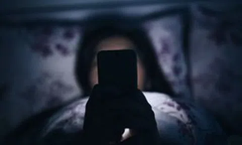 Ngủ sau khung giờ này, bạn đang tự “bào mòn” thận: Nguy cơ suy thận gần hơn bao giờ hết!