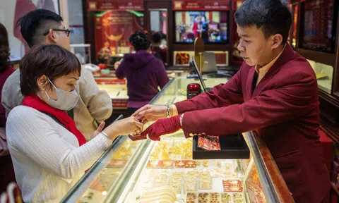 Người 'đu đỉnh' vàng đang lỗ gần 20 triệu đồng/lượng