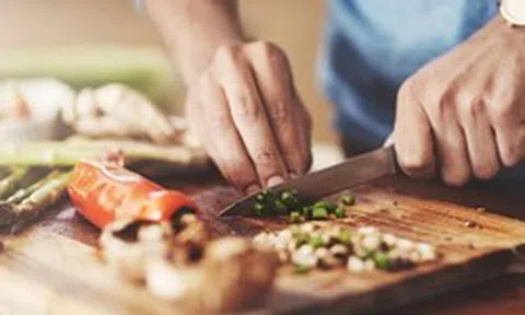 Ngừng ngay việc thái những thực phẩm này trên thớt gỗ, rất nhiều người Việt làm sai