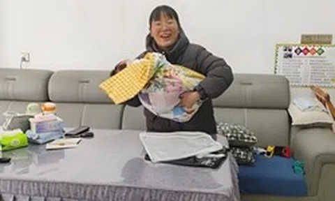 Món quà "vụng về" của 56 học trò cũ khiến cô giáo ngỡ ngàng sau 2 năm ra trường