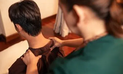 Người đàn ông 33 tuổi liệt nửa người sau khi massage: Bác sĩ chỉ 2 chỗ ở cổ không được tùy tiện ấn mạnh