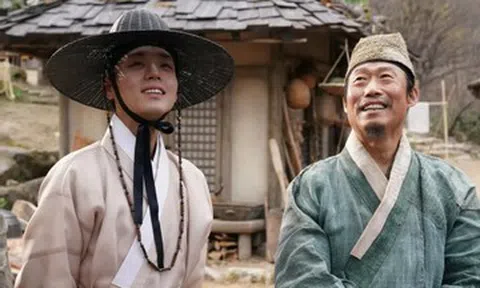 Park Ji Hoon và 'ông chú quốc dân' Yoo Hai Jin phim 2700 tỷ 'Dưới bóng Điện Hạ'