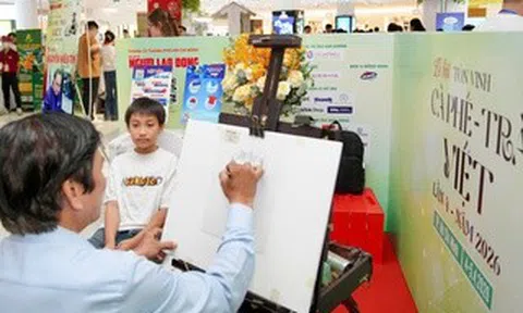 VIDEO: Họa sĩ Lê Sa Long hút khách tại Lễ hội "Tôn vinh cà phê - trà Việt"