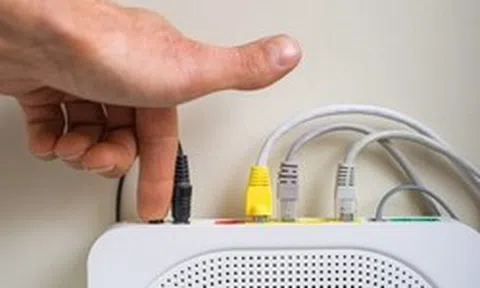 Có nên cắm cục phát wifi cả ngày? Hóa ra lâu nay nhiều người đã làm sai
