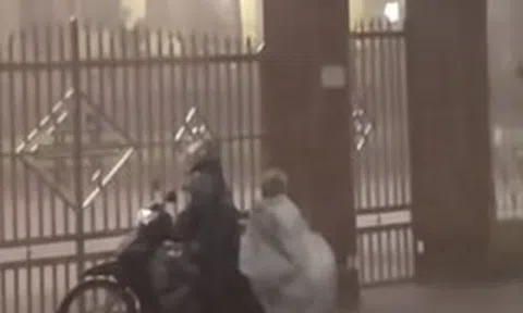 Đoạn video chiếc áo mưa rơi giữa giông bão khiến cư dân mạng Việt Nam xuýt xoa: Cả tuổi thơ chỉ mong có cảm giác này!