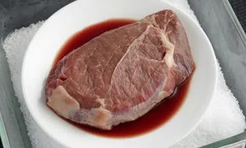 Đừng ngâm thịt vào nước để “loại bỏ máu”: đây mới là cách làm đúng để giữ được chất dinh dưỡng tối đa