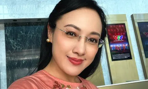 BTV Hoài Anh VTV trẻ đẹp tuổi U50, 'Kỳ nữ' Mộng Tuyền khoe giọng hát