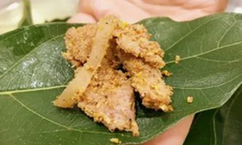 Đặc sản miền núi khiến cô ca sĩ vừa ăn vừa nhún nhảy, nhận xét: "Sao đến giờ tôi mới biết đến món này?!"