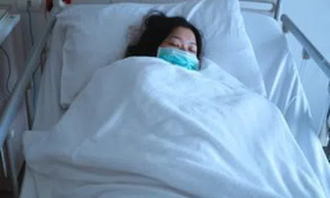 Cô gái 23 tuổi đã mắc ung thư giai đoạn cuối, bác sĩ cảnh báo: Làm 4 việc này chẳng khác nào “bào mòn” cơ thể mỗi ngày