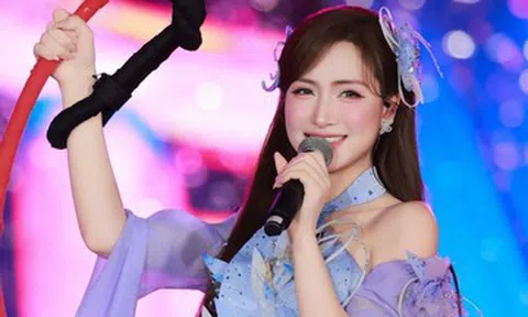 Ca sĩ Hòa Minzy ngồi trên vòng bay lượn hát trước 50.000 nghìn khán giả