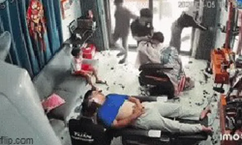 "2 phút" của người mẹ đưa con đi cắt tóc, khiến chủ tiệm kinh ngạc: Sự tử tế hút hơn 1,2 triệu lượt xem