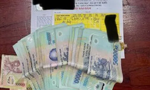 Phát hiện hơn 20 triệu đồng tiền mặt và 2 chiếc nhẫn vàng trên bãi biển