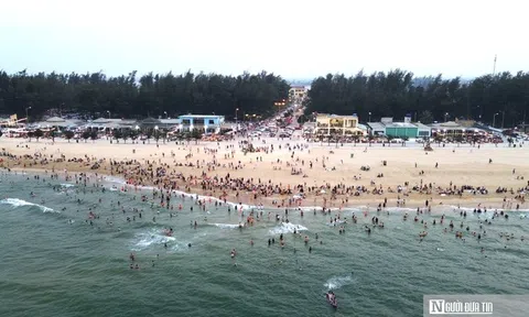 Ảnh: Dòng người ở Huế “trốn nóng” ùn ùn kéo về biển, các bãi tắm đông nghịt
