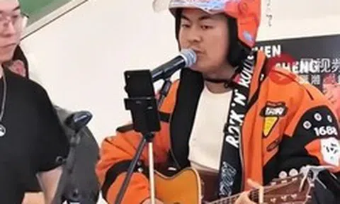 Chàng shipper giao đồ ăn bất ngờ được ca sĩ nổi tiếng mời đi diễn chung, ca sĩ hóa ra cũng từng làm shipper