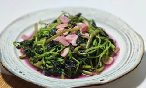 Không ngờ loại rau dân dã này lại là "bể canxi và sắt", chỉ thêm vài tép tỏi là thành cực phẩm đưa cơm