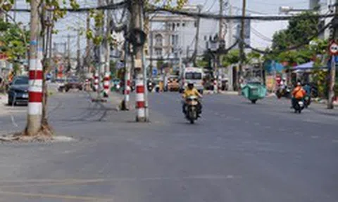 Cột điện án ngữ giữa dự án nghìn tỷ ở cửa ngõ TP.HCM