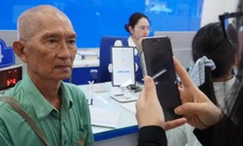 Lo bị khóa SIM điện thoại, người dân ùn ùn đi làm thủ tục xác thực thuê bao chính chủ