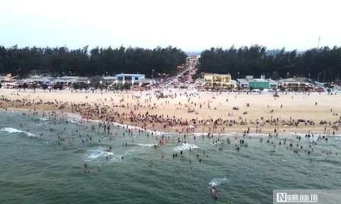 Ảnh: Dòng người ở Huế “trốn nóng” ùn ùn kéo về biển, các bãi tắm đông nghịt