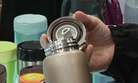 Nam tài xế 50 tuổi mắc hàng loạt bệnh hiểm nghèo vì chiếc cốc giữ nhiệt, bác sĩ nhắc: 7 loại nước tuyệt đối không để trong loại cốc này