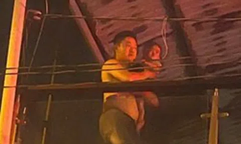 Hình ảnh Đại úy công an băng mình qua lửa, cởi áo che cho bé 18 tháng tuổi gây xúc động mạnh