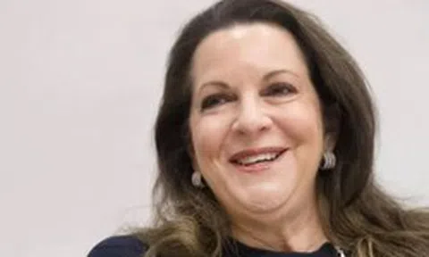 Bị từ chối thăng chức, người phụ nữ vay 2,3 tỷ USD mua lại công ty, sa thải sếp cũ