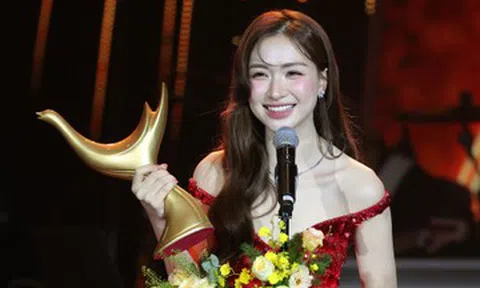 Hòa Minzy đoạt 'Ca sĩ của năm', cầu thủ Đình Bắc cũng sở hữu thêm giải thưởng