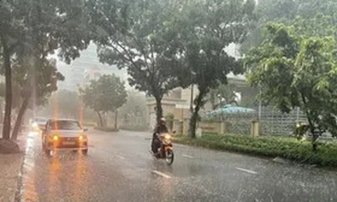 Không khí lạnh tràn xuống, Bắc Bộ mưa dông diện rộng, nguy cơ lốc, sét và mưa đá