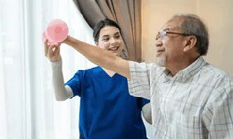 Chăm sóc sức khỏe trị liệu lâu dài cho người cao tuổi: Tại sao nên chọn ở nhà?
