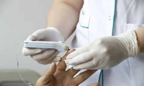 Người đàn ông rơi vào hôn mê sâu: Bác sĩ lặng im khi nhìn vào thứ người nhà mang theo