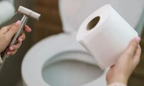 Dùng giấy vệ sinh hay vòi xịt sạch hơn? Chuyên gia tiết lộ điều khiến hàng triệu người ngỡ ngàng