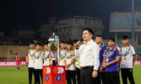 U15 Hà Nội lần đầu vô địch U15 quốc gia, được chủ tịch Hà Nội FC Đỗ Vinh Quang vinh danh trên sân Hàng Đẫy