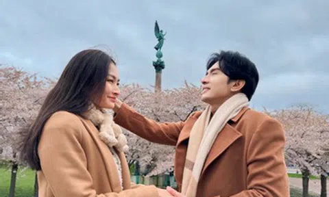 Ca sĩ Đan Trường thân thiết cô gái lạ, NSND Tự Long tạo dáng bên xe xịn