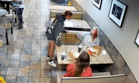 Nữ ca sĩ 26 tuổi bị fan tấn công, tát thẳng vào mặt trong quán ăn