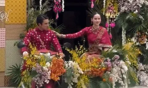 Tài tử vạn người mê gây sốt với màn rước dâu bằng xe máy kéo