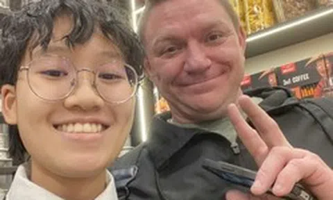 Nữ sinh ung thư máu gặp lại bác sĩ Mỹ giữa phố cổ Hà Nội, câu nói sau 5 năm khiến ai cũng lặng người