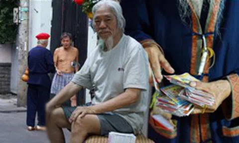 Ăn mặc bảnh bao đi bán vé số, ông lão ở TP.HCM sở hữu “gia tài" khó tin: Lần đầu chia sẻ ký ức về vợ