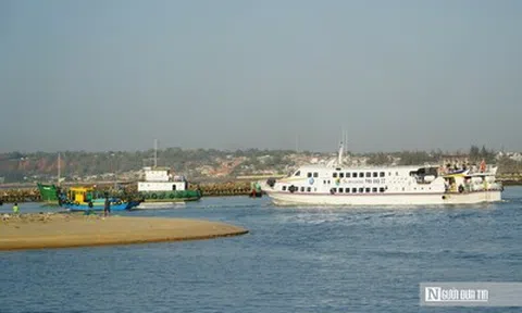 Lâm Đồng: Cửa biển Phan Thiết bồi lấp nghiêm trọng, tàu cao tốc “vật lộn” ra vào cảng