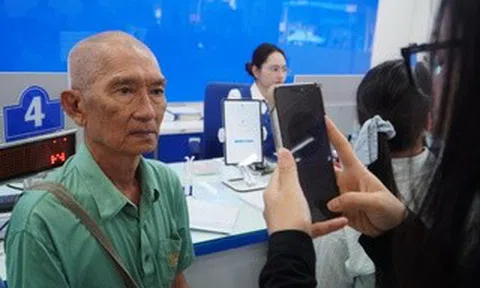 Lo bị khóa SIM điện thoại, người dân ùn ùn đi làm thủ tục xác thực thuê bao chính chủ