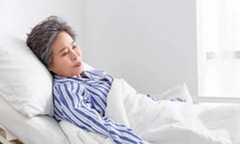 Có lương hưu 30 triệu đồng/tháng, cả đời bận rộn "làm người tốt", 68 tuổi nằm bên giường bệnh tôi hối hận: "Biết trước tôi đã không hồ đồ"