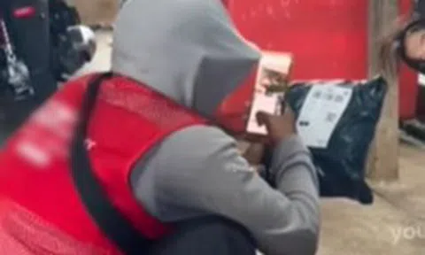 Shipper vào nhà giao hàng đúng lúc khách nữ đang ngủ say, hành động khiến chủ nhà quay video đăng ngay lên mạng