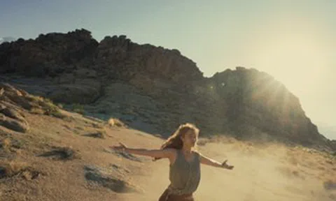 Mặt trời cô độc của Đông Nhi